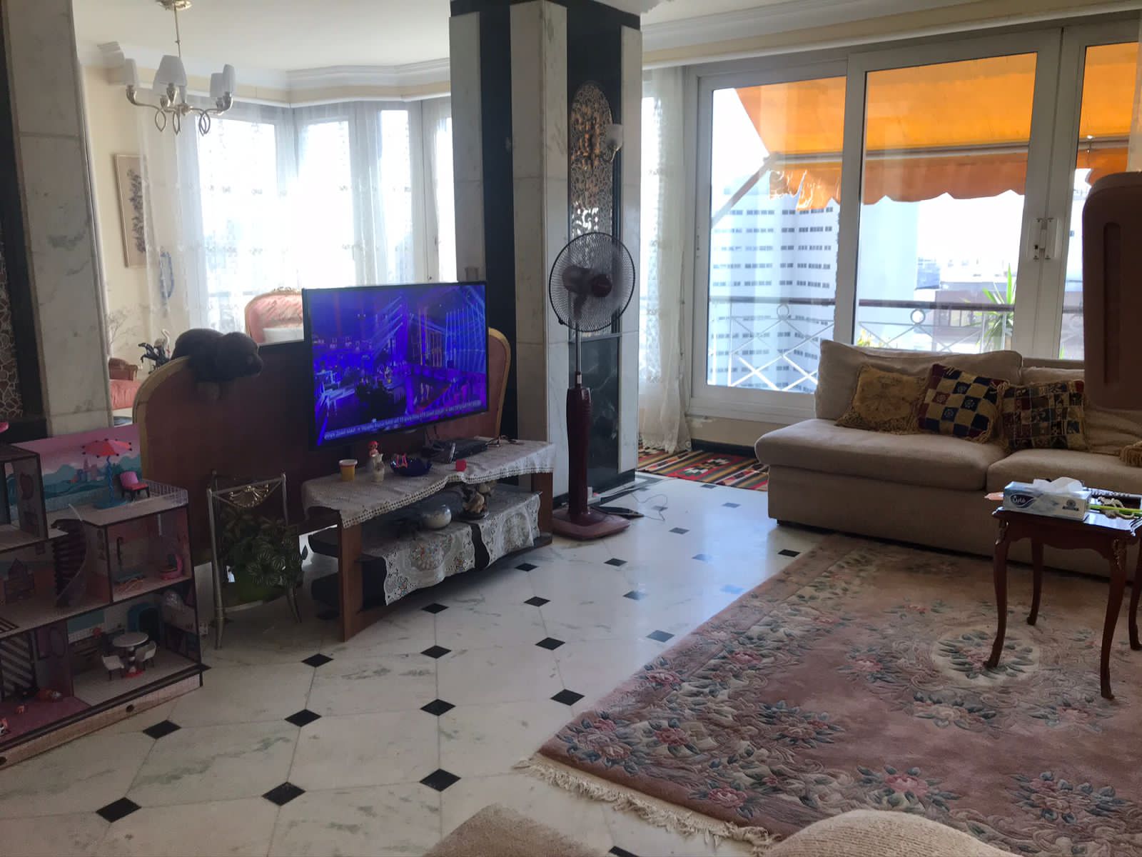 property-image-69f06294dce8a غرفة معيشة مع ركن تلفزيون وبلكونة - شقة في الزمالك القاهرة