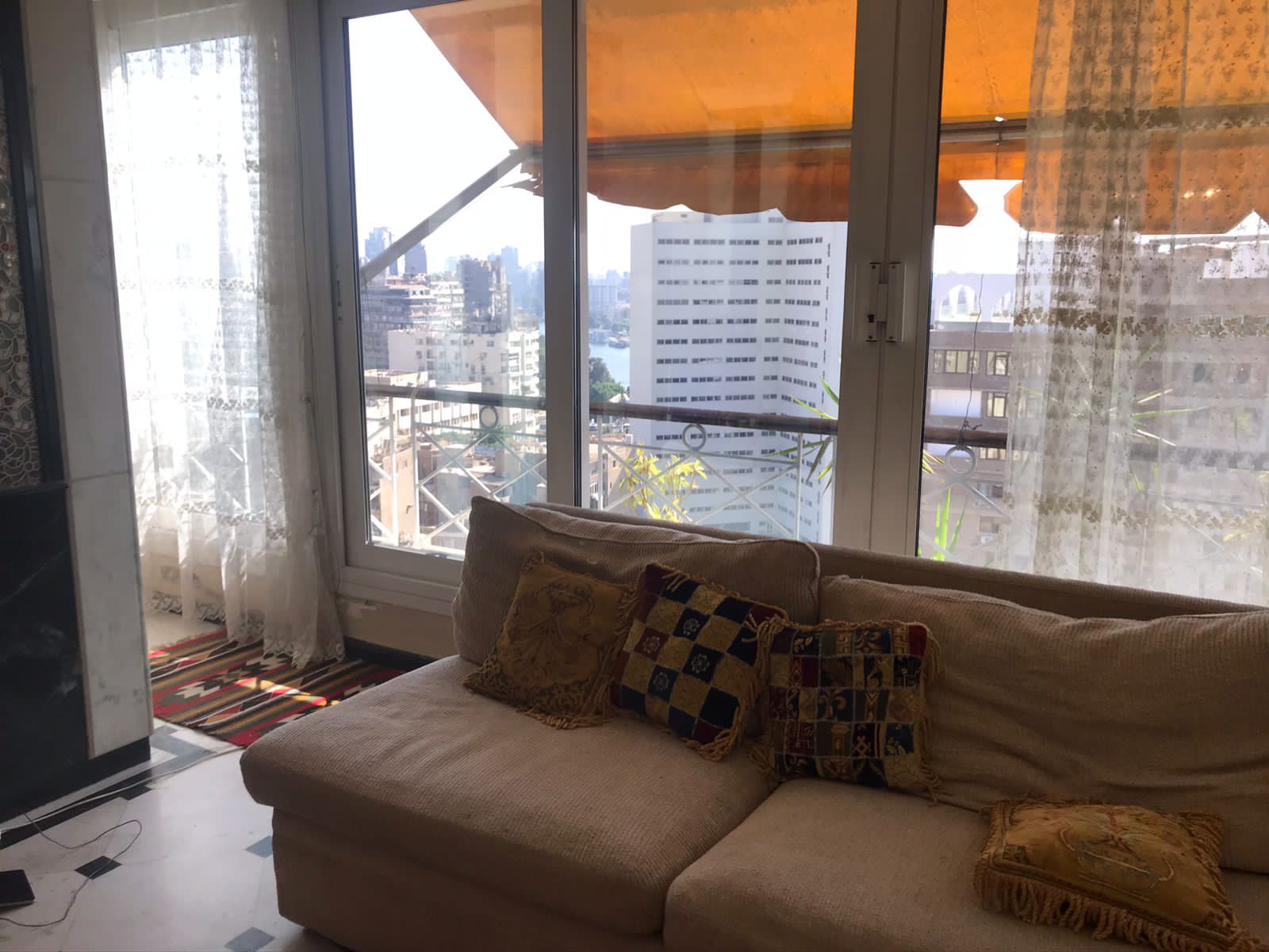 property-image-69f062996f17e مقعد نافذة بإطلالة على المدينة - شقة في الزمالك القاهرة