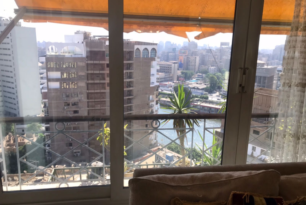 بلكونة مع نباتات تطل على المدينة - شقة في الزمالك القاهرة