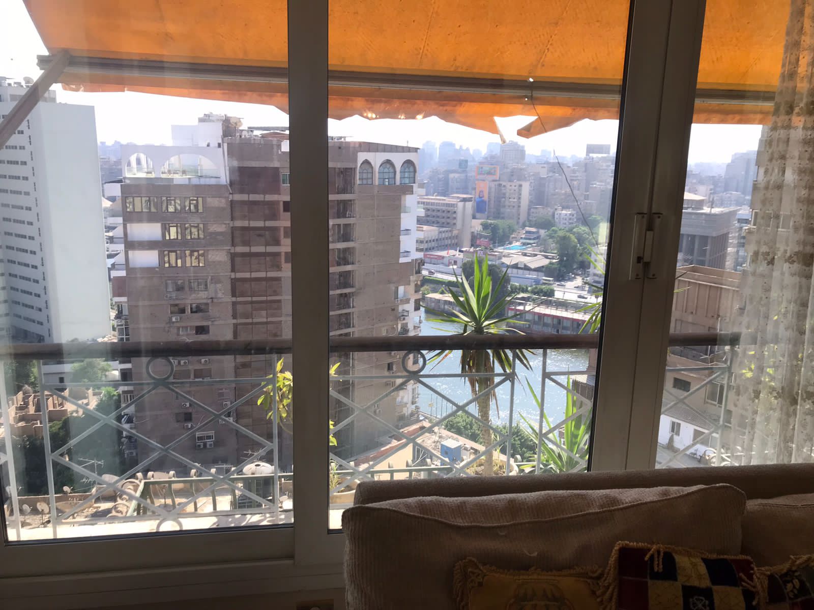 property-image-69f0629b11894 بلكونة مع نباتات تطل على المدينة - شقة في الزمالك القاهرة
