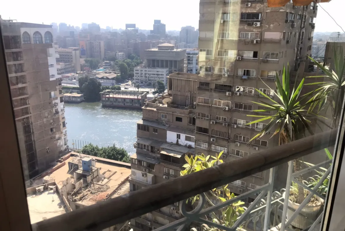 إطلالة على النهر بين المباني الشاهقة - شقة في الزمالك القاهرة