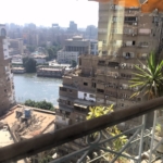 إطلالة شرفة على المياه من شقة الزمالك بالقاهرة