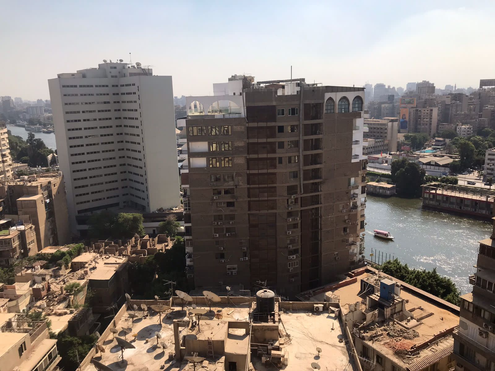 property-image-69f062a15d47b مشهد المدينة مع النهر والكباري - شقة في الزمالك القاهرة
