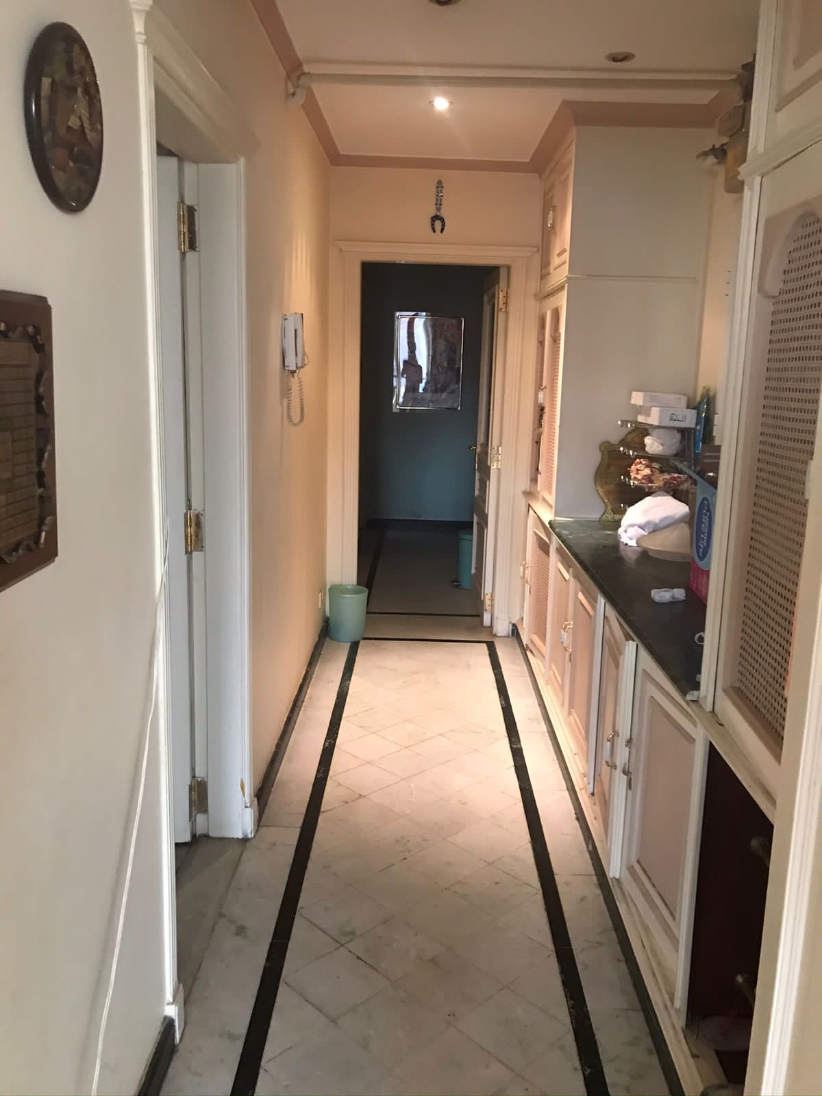 property-image-69f062a2f229e ممر طويل بحواف بلاط منقوشة - شقة في الزمالك القاهرة