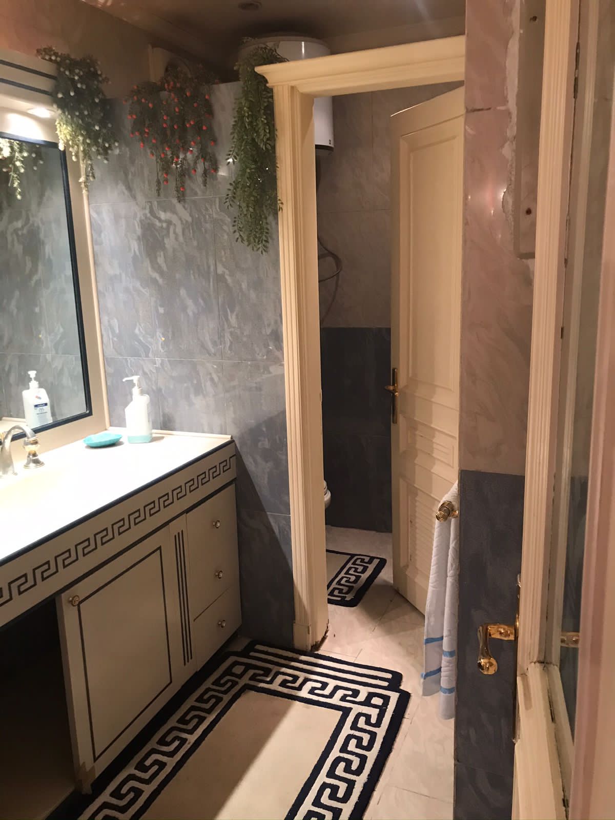 property-image-69f062a44eef2 حمام بجدران رخامية ومرآة - شقة في الزمالك القاهرة