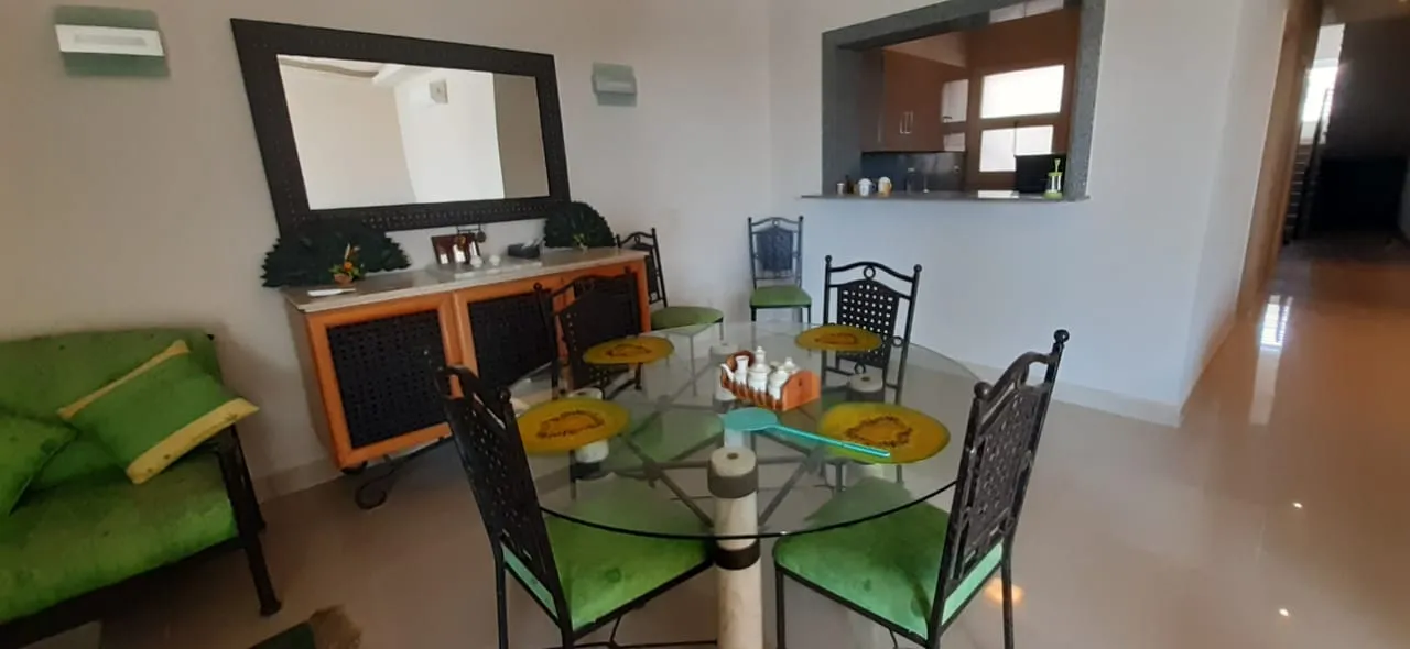 غرفة سفرة بترابيزة زجاج وكراسي خضراء - شاليه في هاسيندا باي، سيدي عبدالرحمن الساحل الشمالي