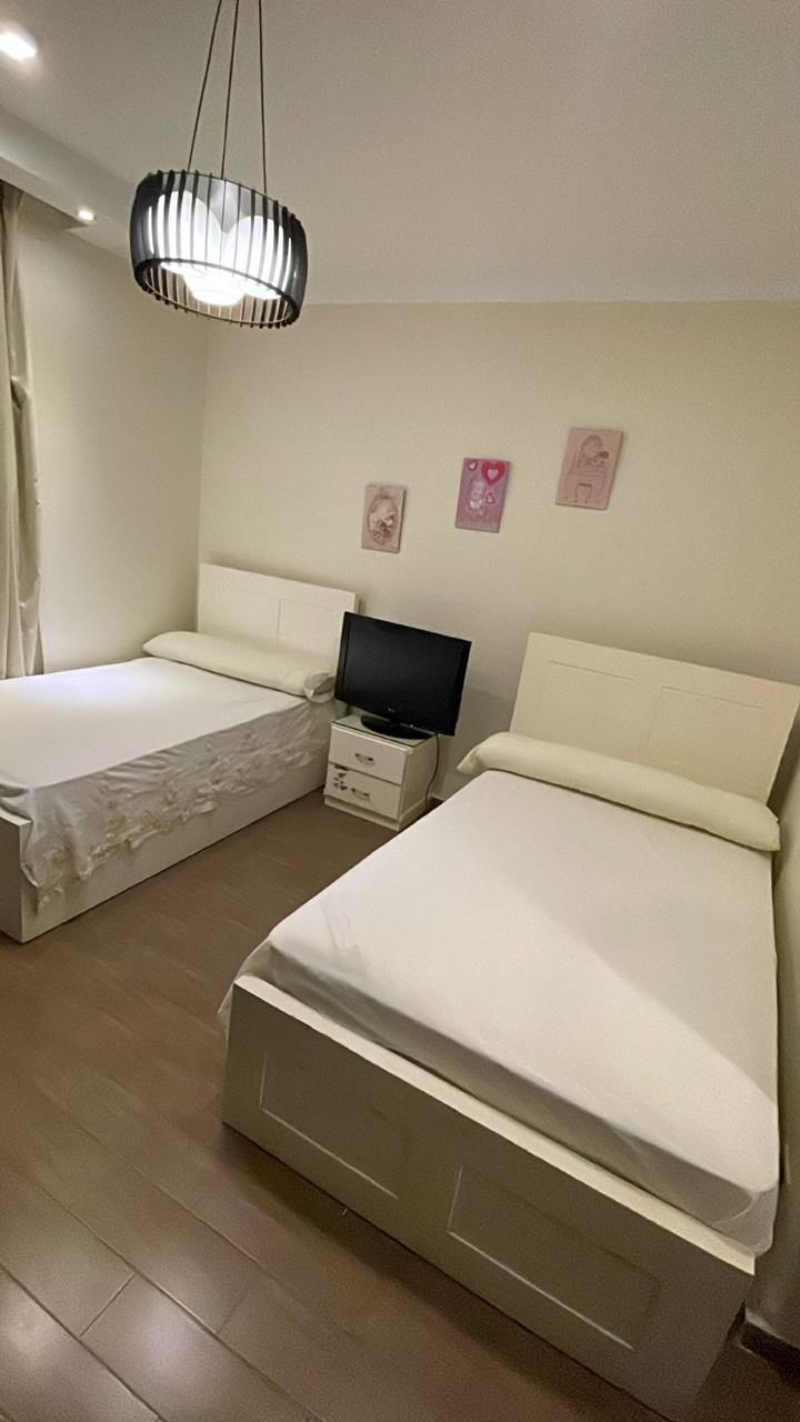 property-image-69f07460b900f سريران بأغطية بيج وكومودينو أسود - شاليه في هاسيندا باي، سيدي عبدالرحمن الساحل الشمالي