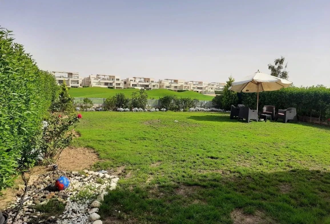 حديقة بنجيلة وحواف حجر وبرجولة في الخلفية - شاليه في هاسيندا باي، سيدي عبدالرحمن الساحل الشمالي