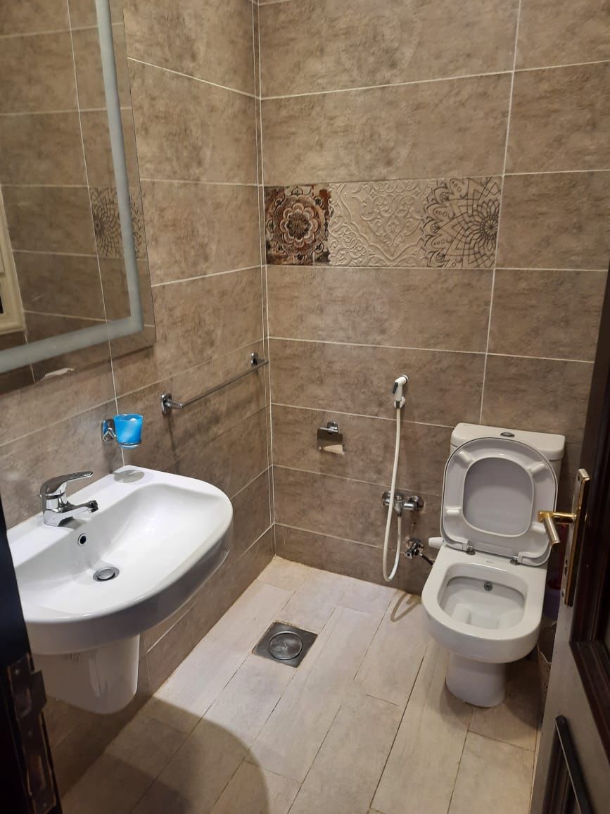 property-image-69f07465ef831 حمام بحوض معلق وبلاط بيج - شاليه في هاسيندا باي، سيدي عبدالرحمن الساحل الشمالي
