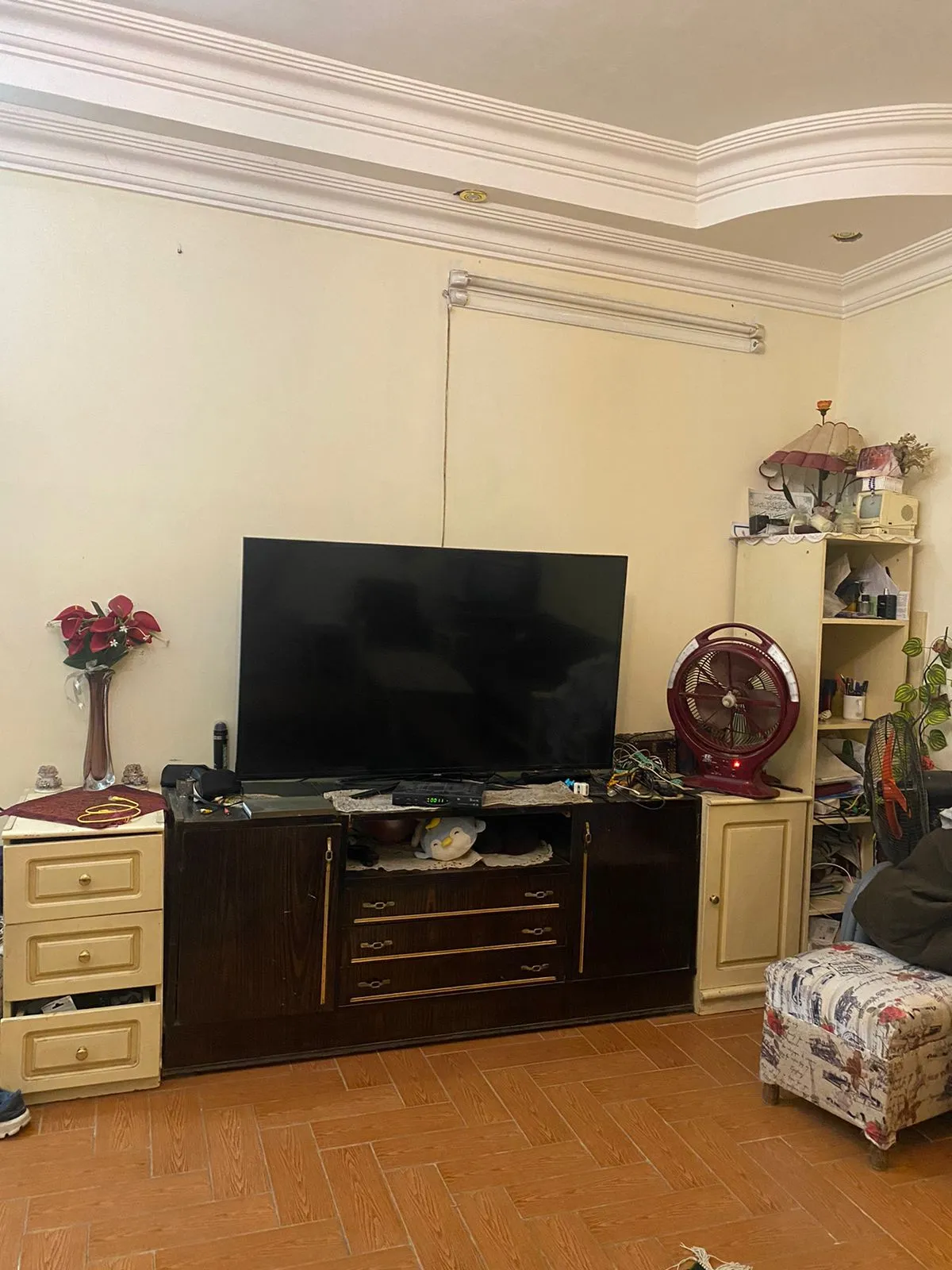 property-image-69f0763f19528 وحدة تلفزيون بشاشة مسطحة ورفوف عرض - شقة في البنفسج 4 التجمع الأول، القاهرة الجديدة