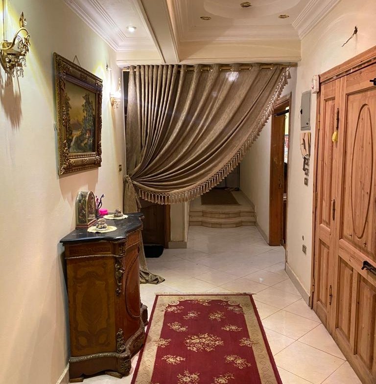 مدخل بكونسول وسجادة ممر حمراء - شقة في البنفسج 4 التجمع الأول، القاهرة الجديدة