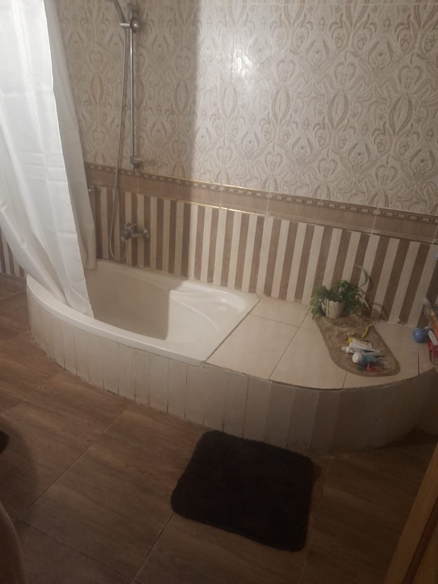 property-image-69f076434fbae حمام ببانيو وحائط منقوش - شقة في البنفسج 4 التجمع الأول، القاهرة الجديدة