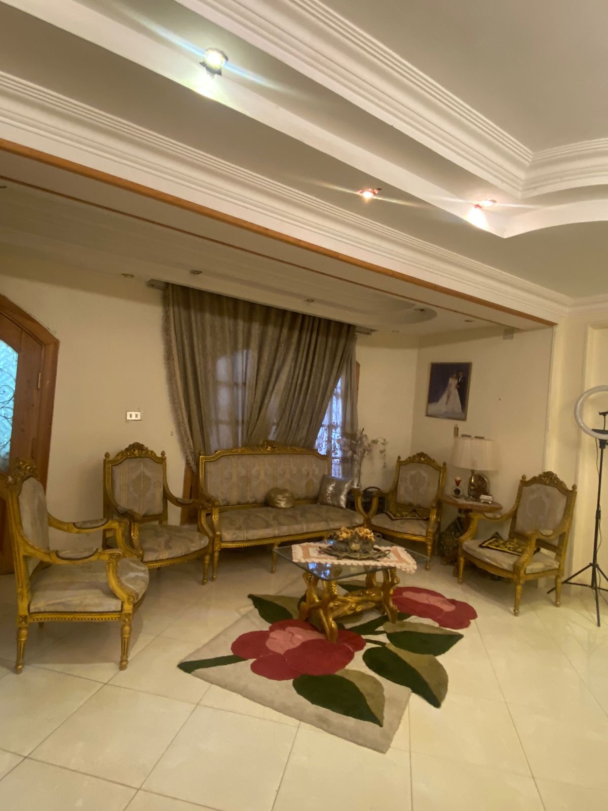 property-image-69f0764545300 ركن جلوس بكراسي إطار ذهبي وسجادة مزهرة - شقة في البنفسج 4 التجمع الأول، القاهرة الجديدة