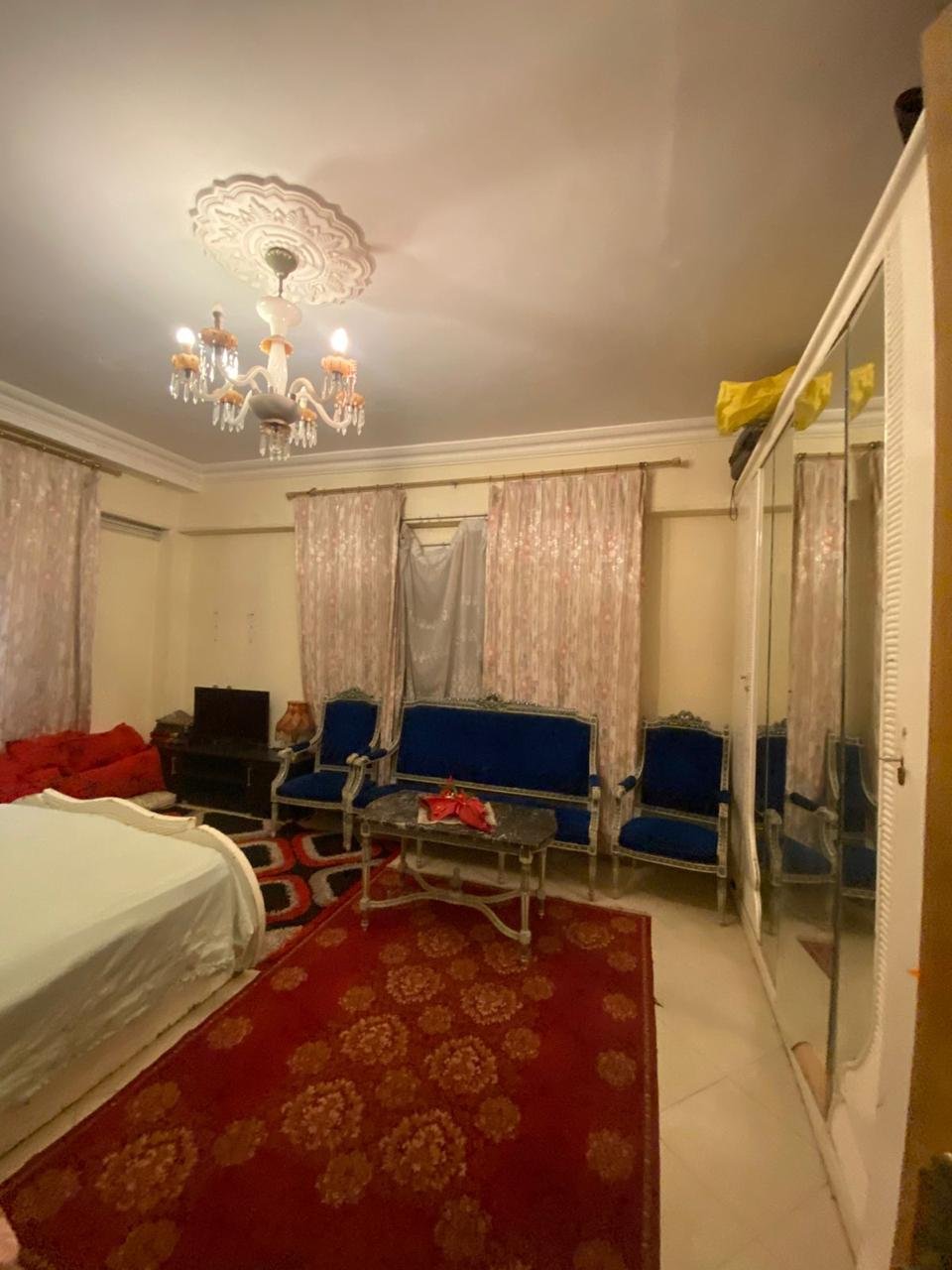 property-image-69f0764b0d9f8 غرفة نوم بسجادة حمراء وضلف دولاب مرايا - شقة في البنفسج 4 التجمع الأول، القاهرة الجديدة