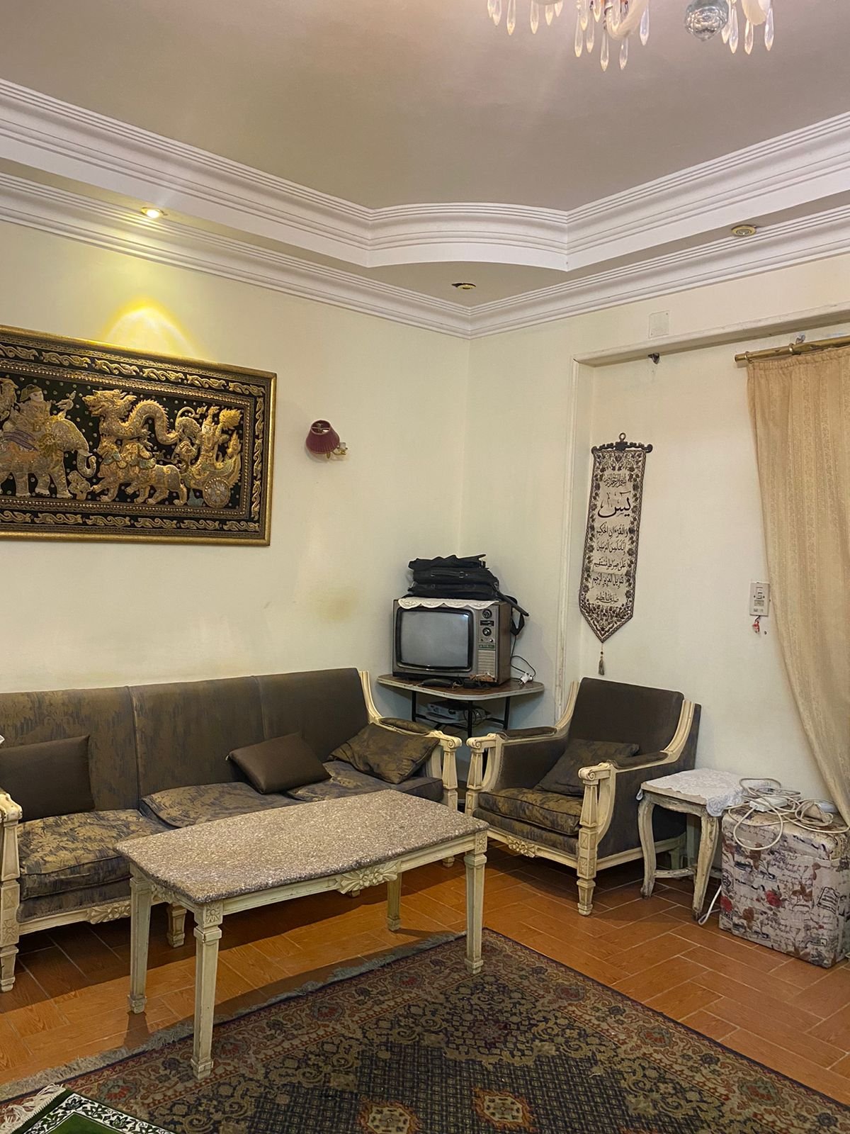 property-image-69f0764c40e7b غرفة جلوس صغيرة بكنبة رمادي وترابيزة منخفضة - شقة في البنفسج 4 التجمع الأول، القاهرة الجديدة