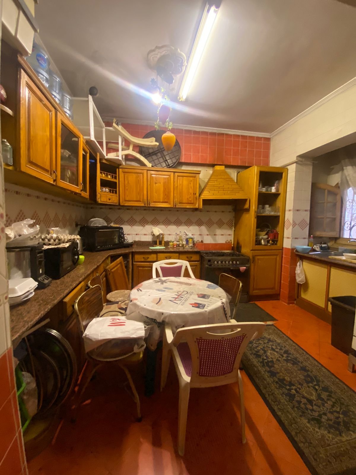 property-image-69f0764ebbcbf مطبخ بدواليب خشب وترابيزة سفرة صغيرة مستديرة - شقة في البنفسج 4 التجمع الأول، القاهرة الجديدة