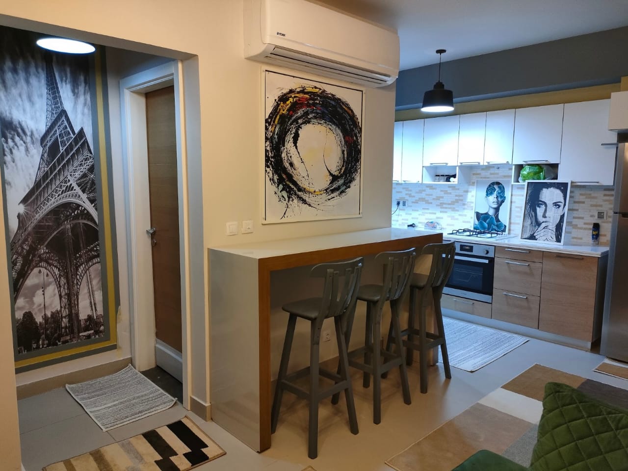 property-image-69f0a8edf238e Entrance with Paris poster and kitchen bar - chalet in Marassi Marina 1, North Coast
