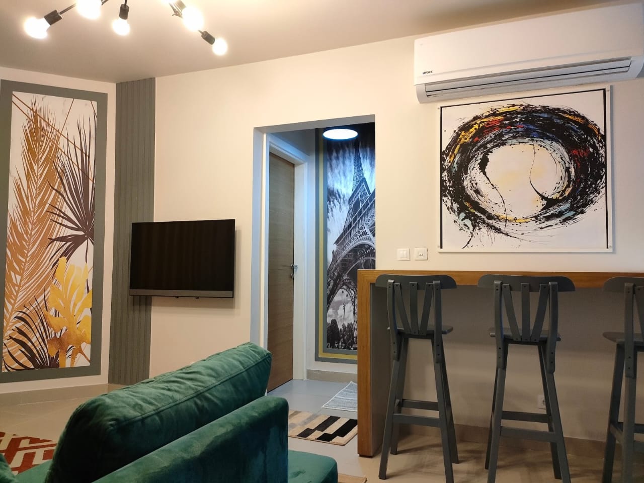 property-image-69f0a8ef62879 Wall television, green sofa and abstract artwork - chalet in Marassi Marina 1, North Coast