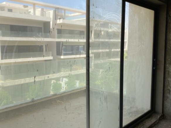 شقة 3 غرف نوم للبيع في Lake view كمبوند بتشطيب نصيف وإطلالة على البحيرة