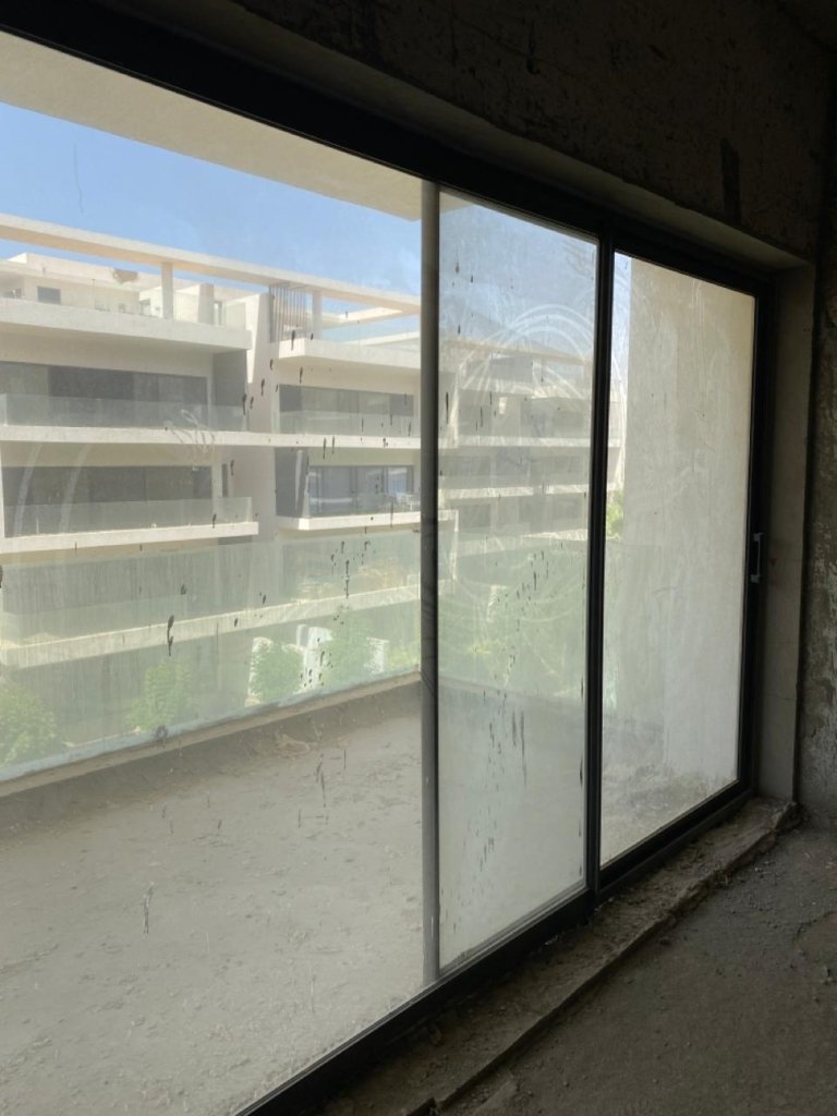 شقة 3 غرف نوم للبيع في Lake view كمبوند بتشطيب نصيف وإطلالة على البحيرة