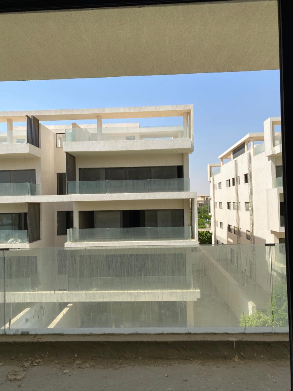 إطار شباك يطل على تراسات الشقق المجاورة - شقة في ليك فيو، القاهرة الجديدة
