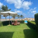 Private garden with seating and sea glimpse, La Vista Bay - جاردن خاصة مع جلسة وإطلالة على البحر، لافيستا باي