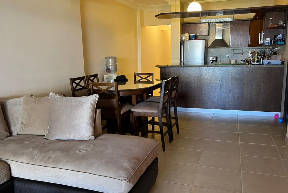 Chaise sofa and dining chairs beside the kitchen bar - chalet in La Vista Bay, North Coast