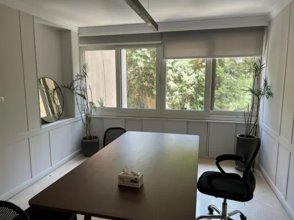 Spacious room currently used as a meeting room, Zamalek apartment - غرفة واسعة مستخدمة حاليا كقاعة اجتماعات، شقة الزمالك