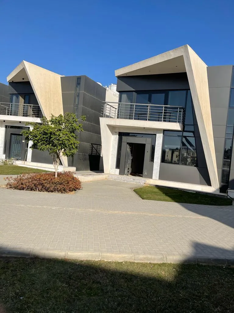 property-image-69f0d6d17246d مدخل فيلا بمظلة زاوية وفناء مرصوف - فيلا في لايف فيو، القاهرة الجديدة