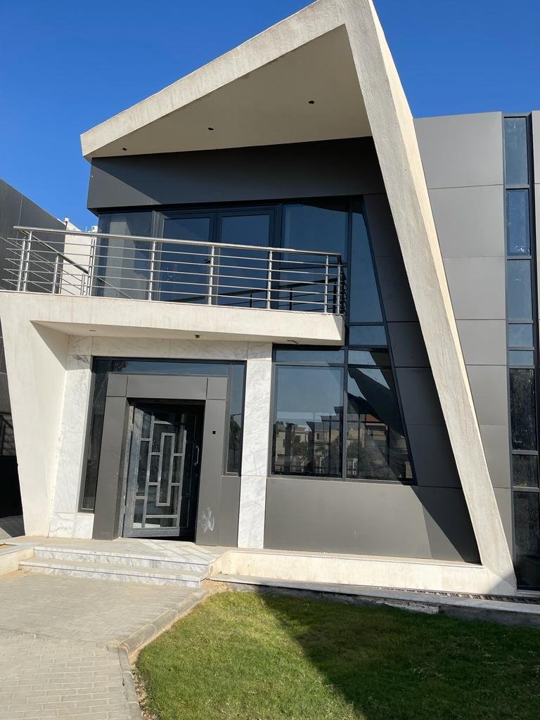 property-image-69f0d6d245928 منظر قريب لمدخل فيلا وبلكونة بدرابزين ستانلس - فيلا في لايف فيو، القاهرة الجديدة