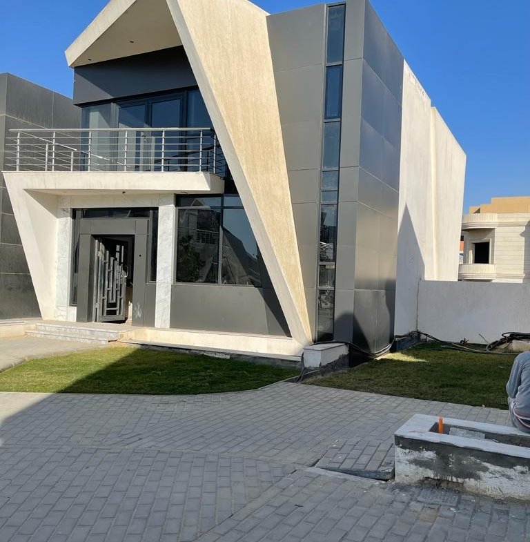 ركن فيلا بحوائط زاوية وبلاط مرصوف - فيلا في لايف فيو، القاهرة الجديدة