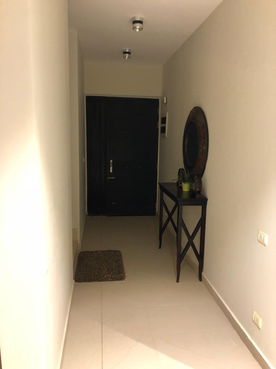 property-image-69f0d9aa2cc0e مدخل بباب داكن وكونسول - شاليه في هاسيندا باي، الساحل الشمالي