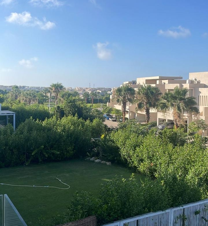 منظر حديقة من درابزين بلكونة زجاجي - شاليه في هاسيندا باي، الساحل الشمالي