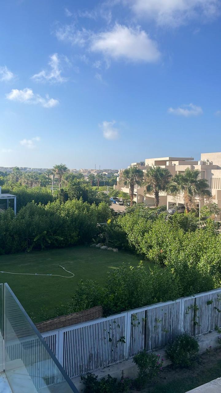 property-image-69f0d9ac7e15b منظر حديقة من درابزين بلكونة زجاجي - شاليه في هاسيندا باي، الساحل الشمالي