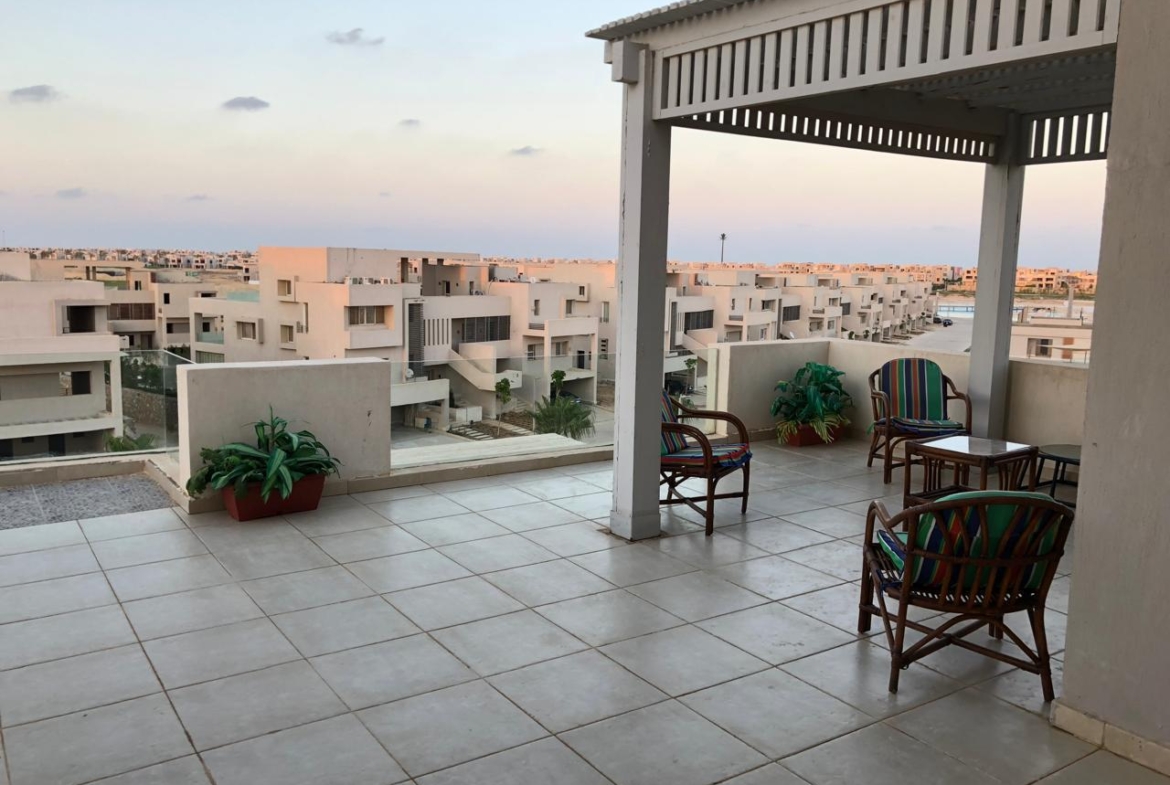 روف تراس بكراسي خوص وإطلالة على المنطقة السكنية - شاليه في هاسيندا باي، الساحل الشمالي