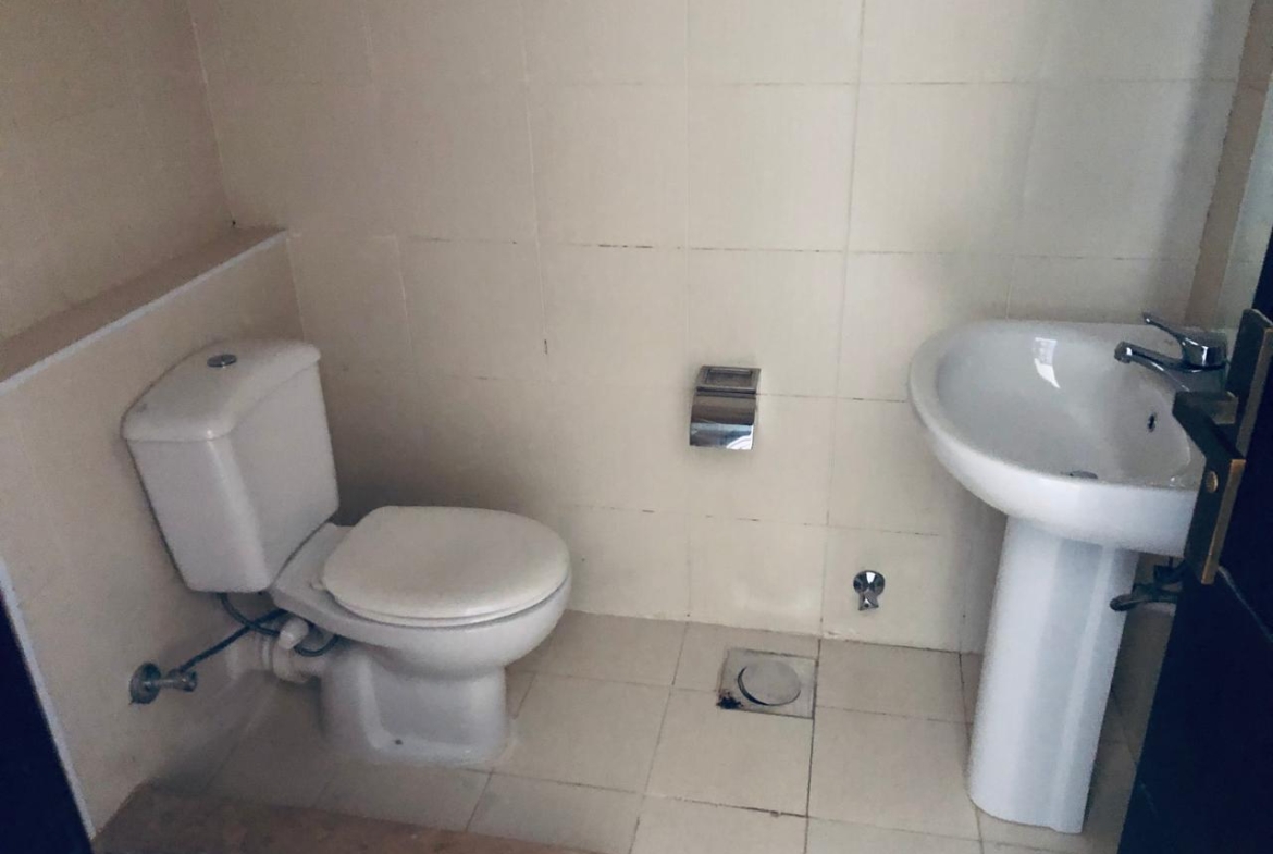 Bathroom with pedestal washbasin - villa in Little Venice, Ain Sokhna