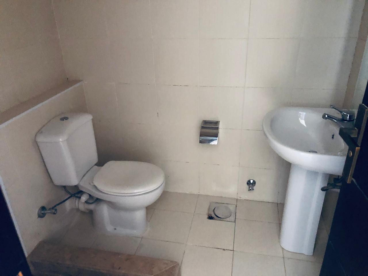 Bathroom with pedestal washbasin - villa in Little Venice, Ain Sokhna