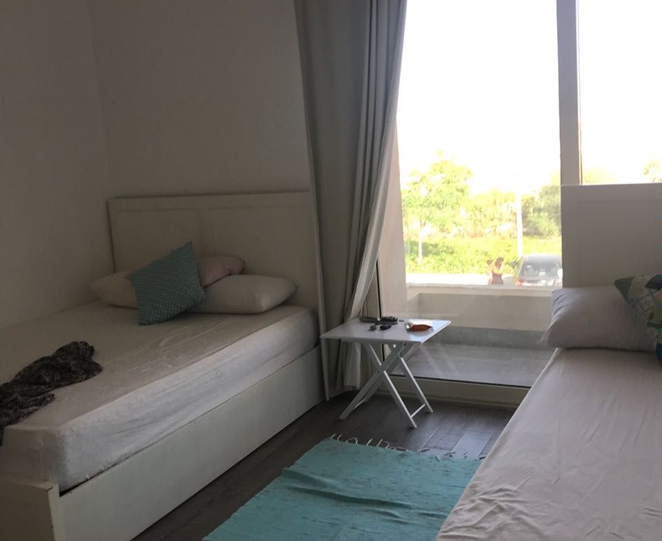 Bedroom with daybed and a window onto the garden - townhouse in Hacienda Bay, North Coast