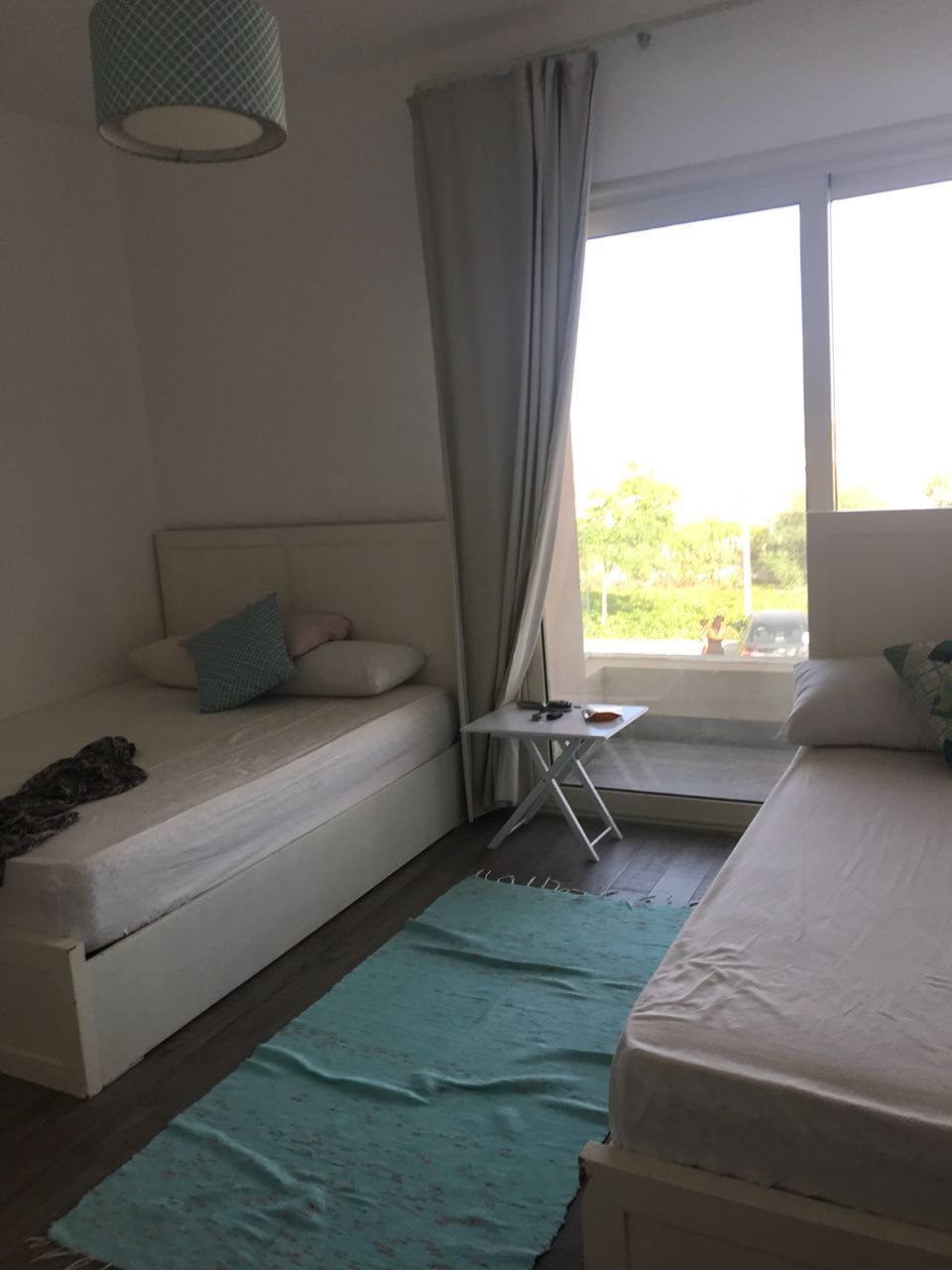 Bedroom with daybed and a window onto the garden - townhouse in Hacienda Bay, North Coast