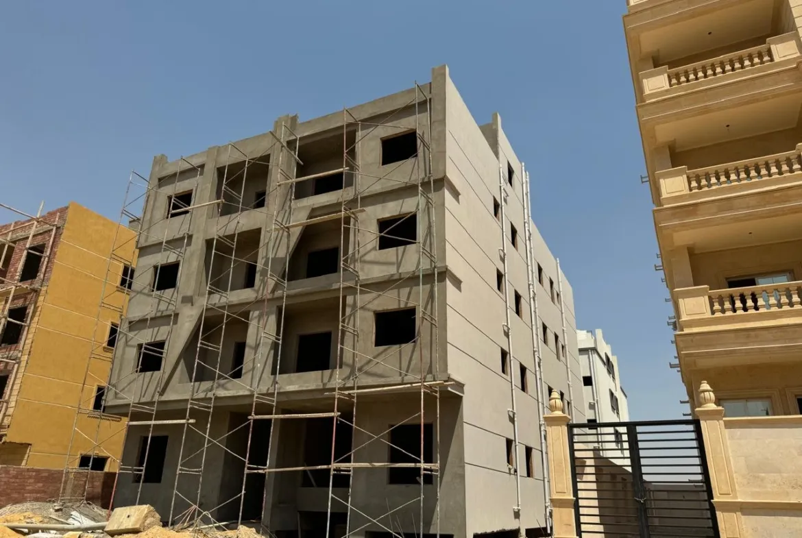 Four-floor building under construction with scaffolding - apartment in Bayt Al Watan, New Cairo
