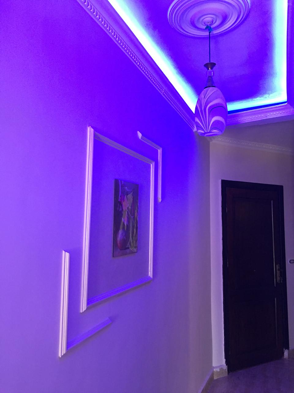 property-image-69f1376490977 ممر داخلي بإضاءة ملونة - شاليه في بيلاجيو بالعين السخنة
