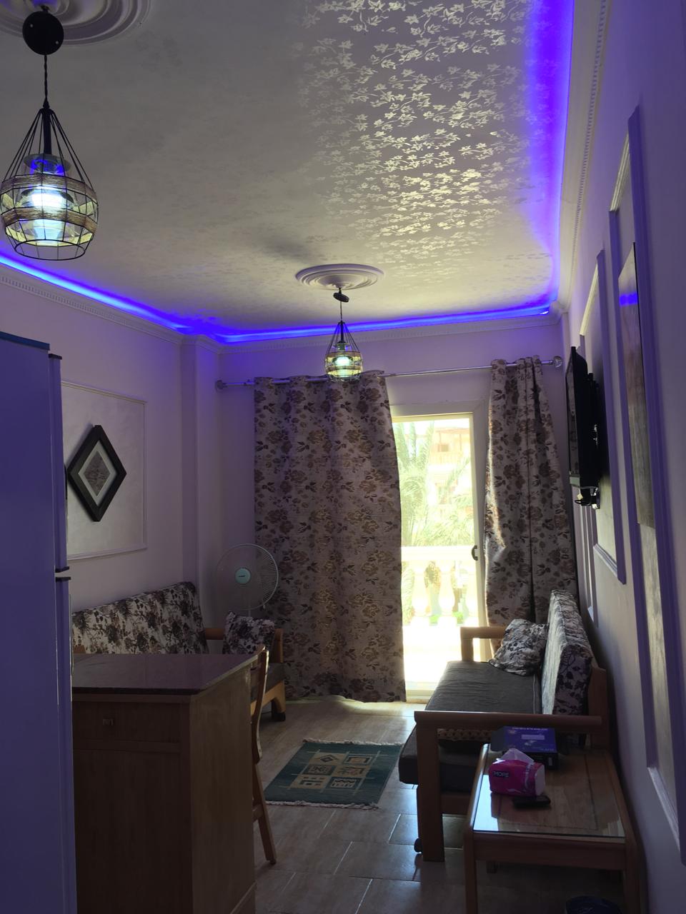 property-image-69f137658a321 ركن معيشة يؤدي إلى شرفة - شاليه في بيلاجيو بالعين السخنة