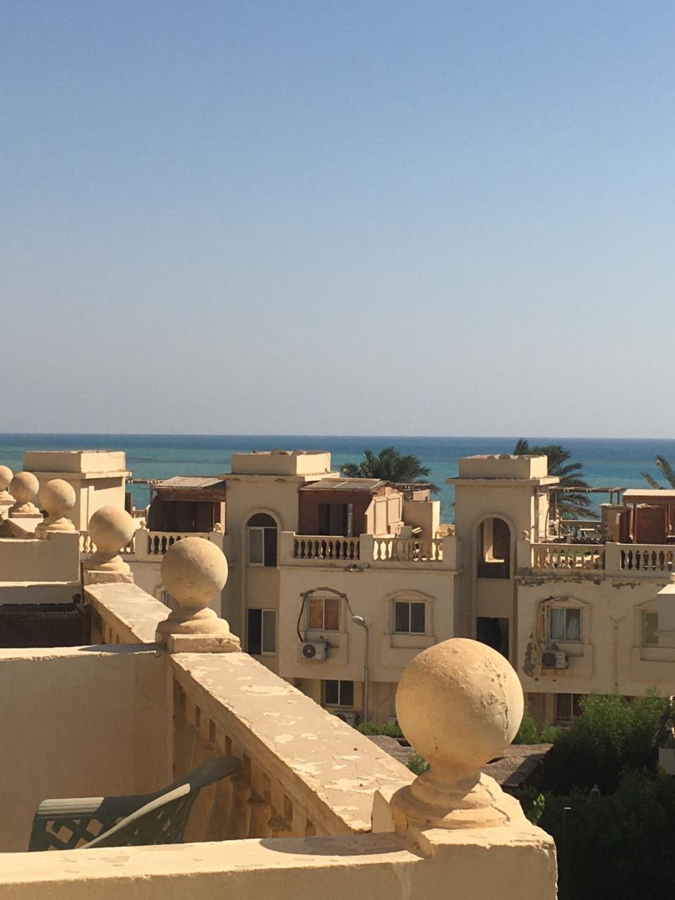 property-image-69f137679341d إطلالة شرفة على المباني والبحر - شاليه في بيلاجيو بالعين السخنة