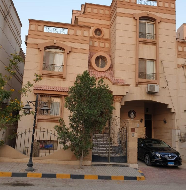 Ornate building front with ground-floor garage - villa in Maadi Heights