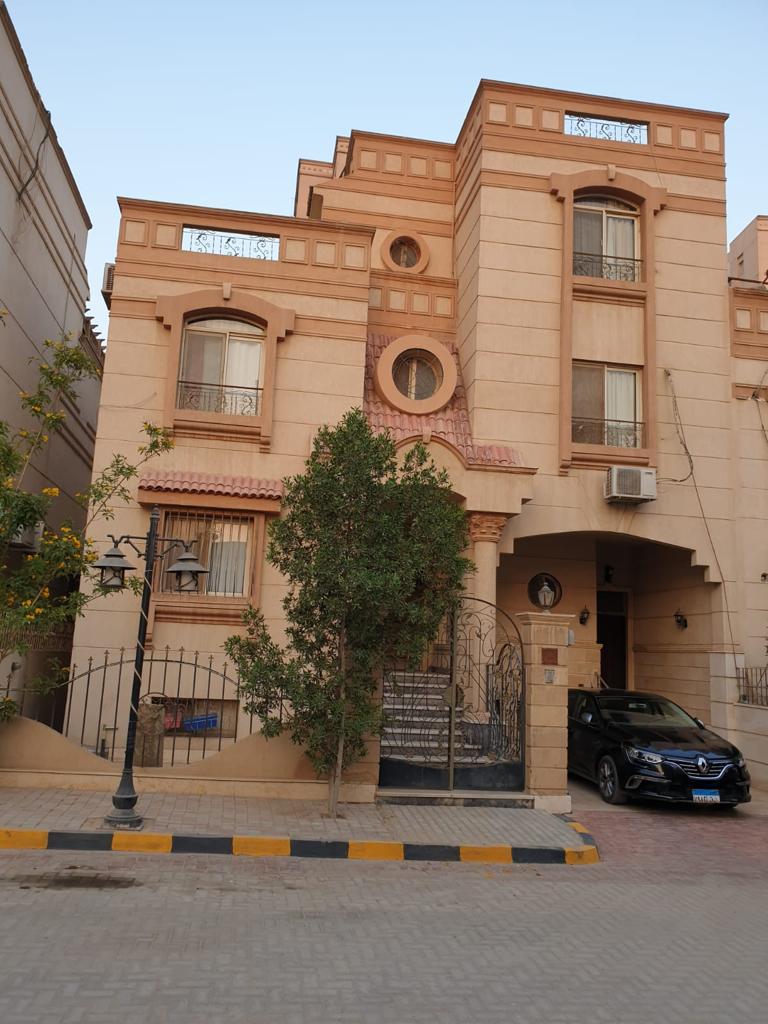Ornate building front with ground-floor garage - villa in Maadi Heights