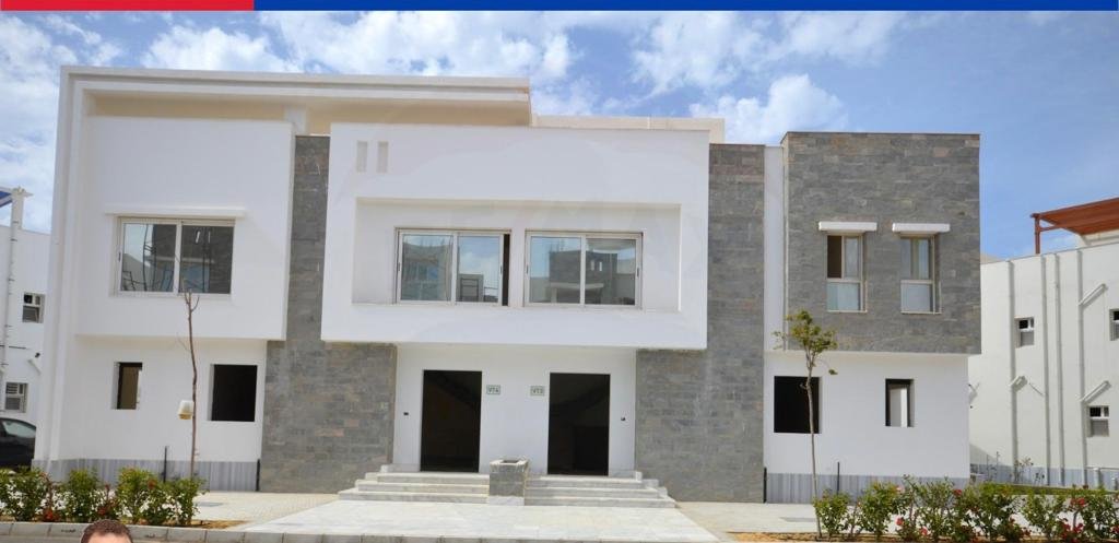 توين هاوس للبيع في Sea View – 285م – 3 غرف نوم – نصف تشطيب