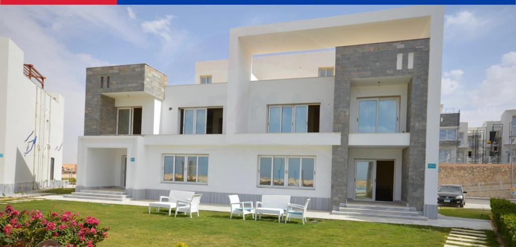 توين هاوس للبيع في Sea View – 285م – 3 غرف نوم – نصف تشطيب