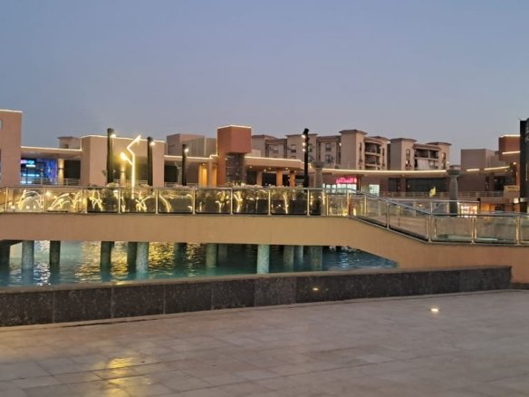 وحدة تجارية للبيع في Al Rehab السوق الشرقي بمساحة 97 م² 100 م² خارجية بدون تشطيب
