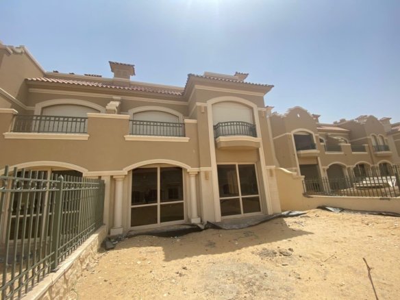 تاون هاوس للبيع في El Patio Ora بمساحة 295 م²