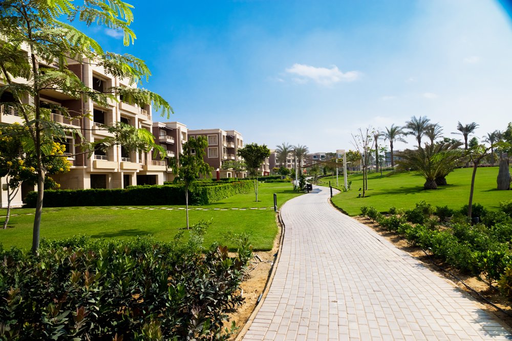 Real general NEWGIZA community photograph, Carnell Park delivered phase; not The Collection buildings, listed apartment or its view. صورة حقيقية عامة لنيو جيزا، مرحلة كارنيل بارك المسلمة، وليست مباني ذا كوليكشن أو الشقة المعروضة أو إطلالتها.